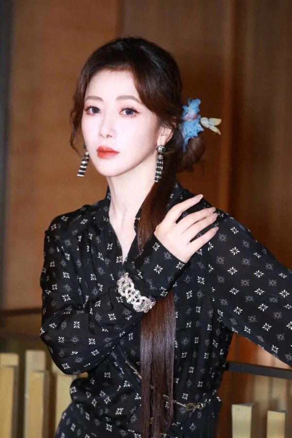 宏源证券 50岁女演员自曝3年没戏拍，做12次试管，曾与老公在马路中间抱头痛哭