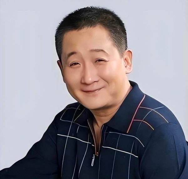 亚新T+0配资 梁天现状：66岁未再婚，大哥去世是他一生的痛，女儿侄女长得很像